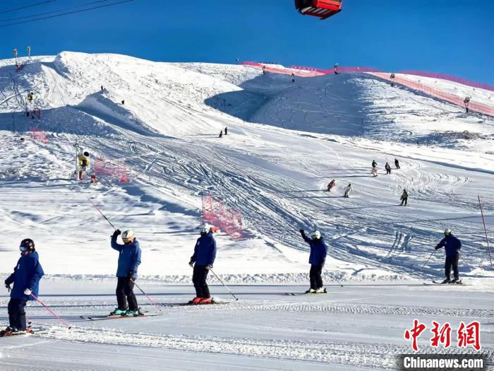 新疆冰雪产业蓬勃发展，天山南北热雪沸腾，民众尽享雪趣  第2张