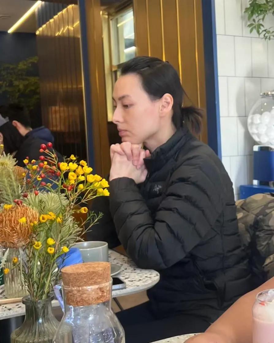 梁洛施与儿子餐厅用餐被偶遇，素颜状态超好，网友大赞颜值高  第3张