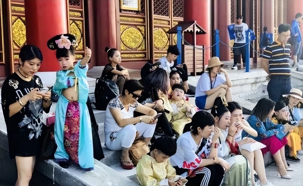 横店群演招聘条件宽松，但学历要求引发争议，群众演员的未来何去何从？  第14张