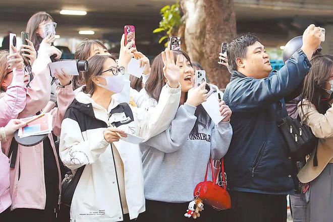 大陆高校师生访问团抵台，马龙现身中山女高引热议  第2张