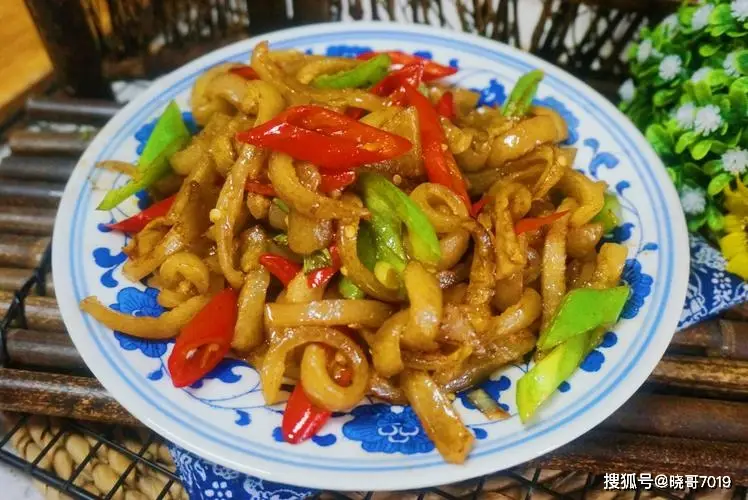 香辣猪皮：美味与营养并存，提升皮肤弹性和光泽的超级食材