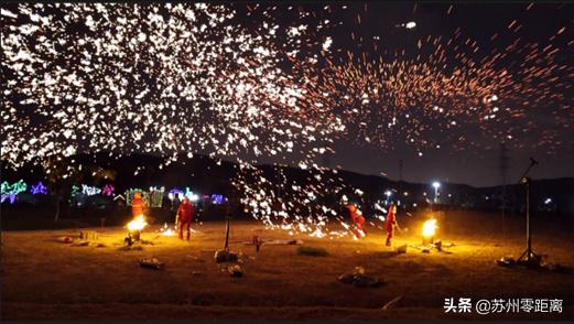 暗黑夜空下的打铁花：千年非遗于苏州首次登场