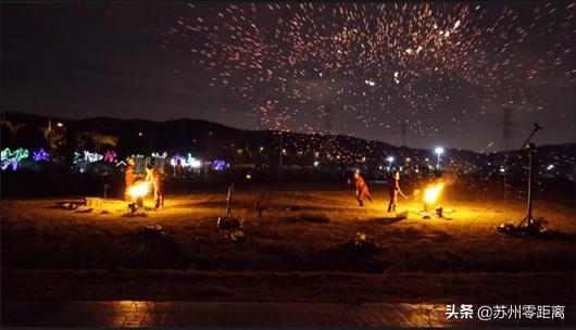 暗黑夜空下的打铁花：千年非遗于苏州首次登场  第2张