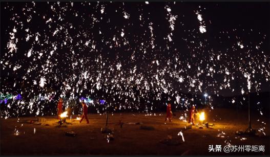 暗黑夜空下的打铁花：千年非遗于苏州首次登场  第4张