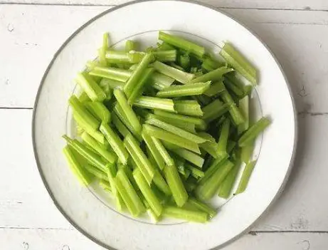 家常炒芹菜是否先焯水？学芹菜炒粉条做法，芹菜脆嫩口感好