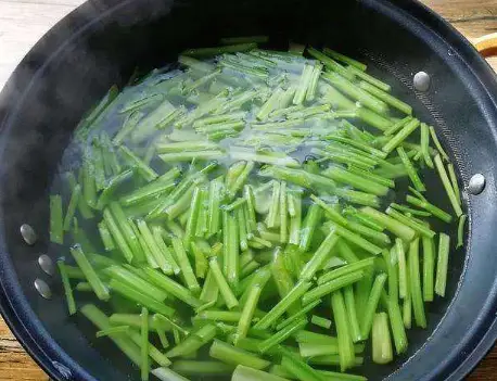 家常炒芹菜是否先焯水？学芹菜炒粉条做法，芹菜脆嫩口感好  第2张