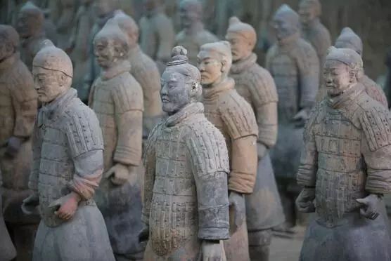 秦始皇兵马俑：古代墓葬雕塑，殉葬制度下的兵马殉葬品  第3张