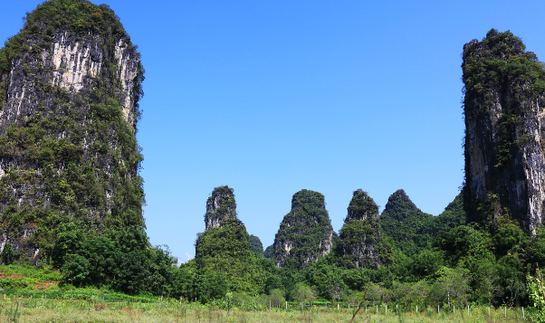 五指山位于海南中部：避暑避寒疗养观光的胜地