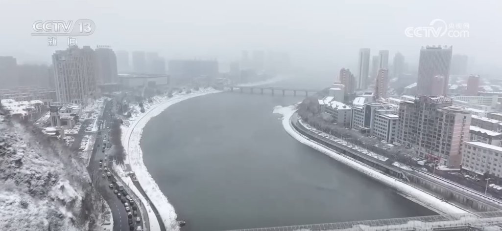 吉林通化市雨雪天气引发道路冰雪黄色预警，各部门联动保障居民生活  第1张