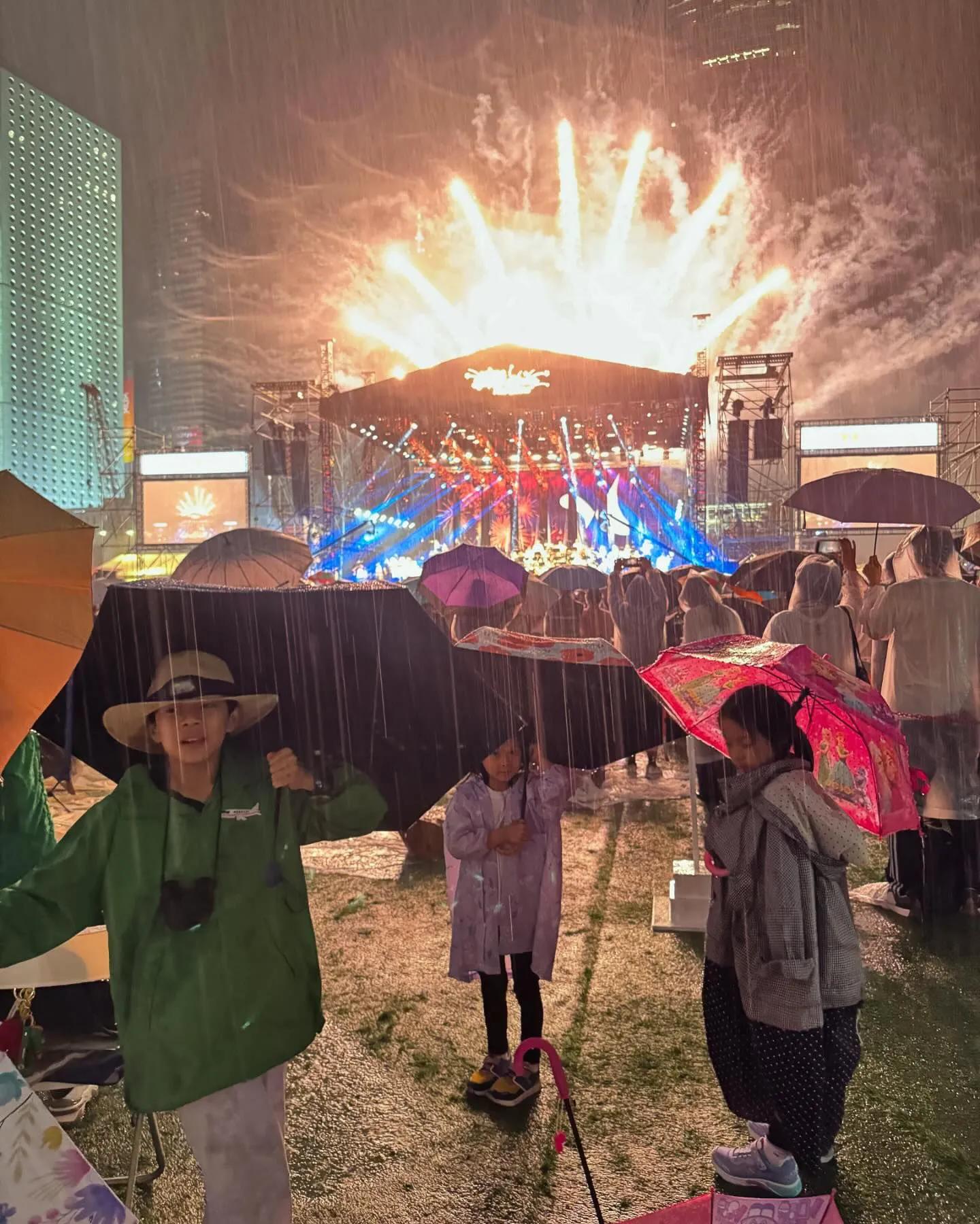 霍启刚一家五口雨中看露天音乐会，欢乐野餐全家福曝光  第4张