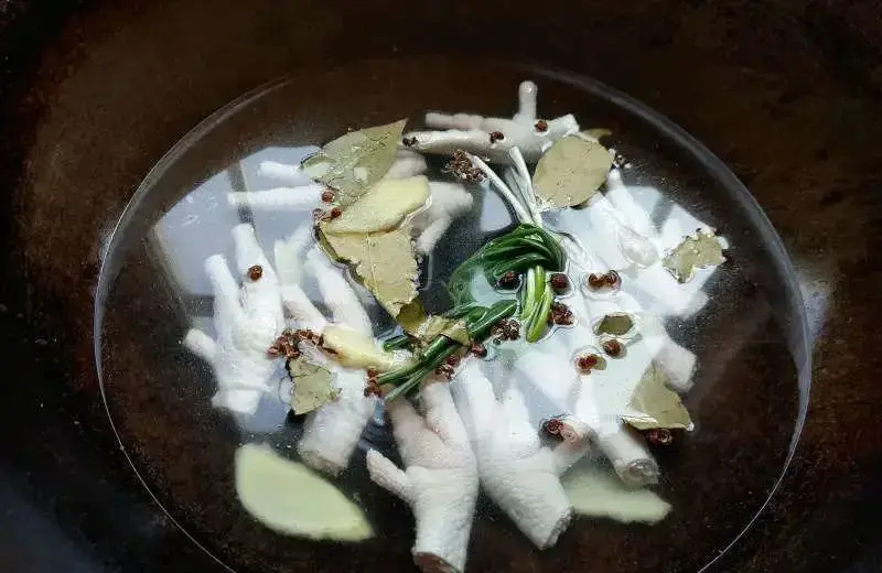 柠檬酸辣鸡爪制作方法：简单步骤教你做出美味小零食  第2张