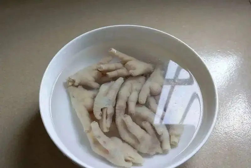 柠檬酸辣鸡爪制作方法：简单步骤教你做出美味小零食  第4张