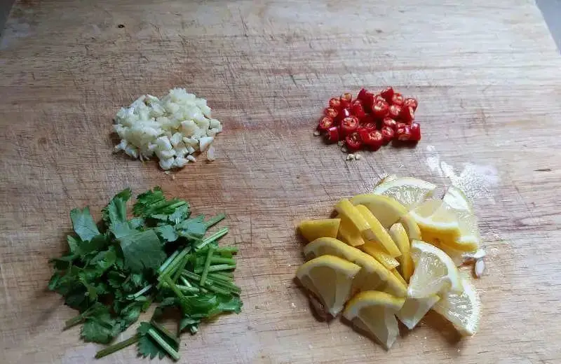 柠檬酸辣鸡爪制作方法：简单步骤教你做出美味小零食  第6张