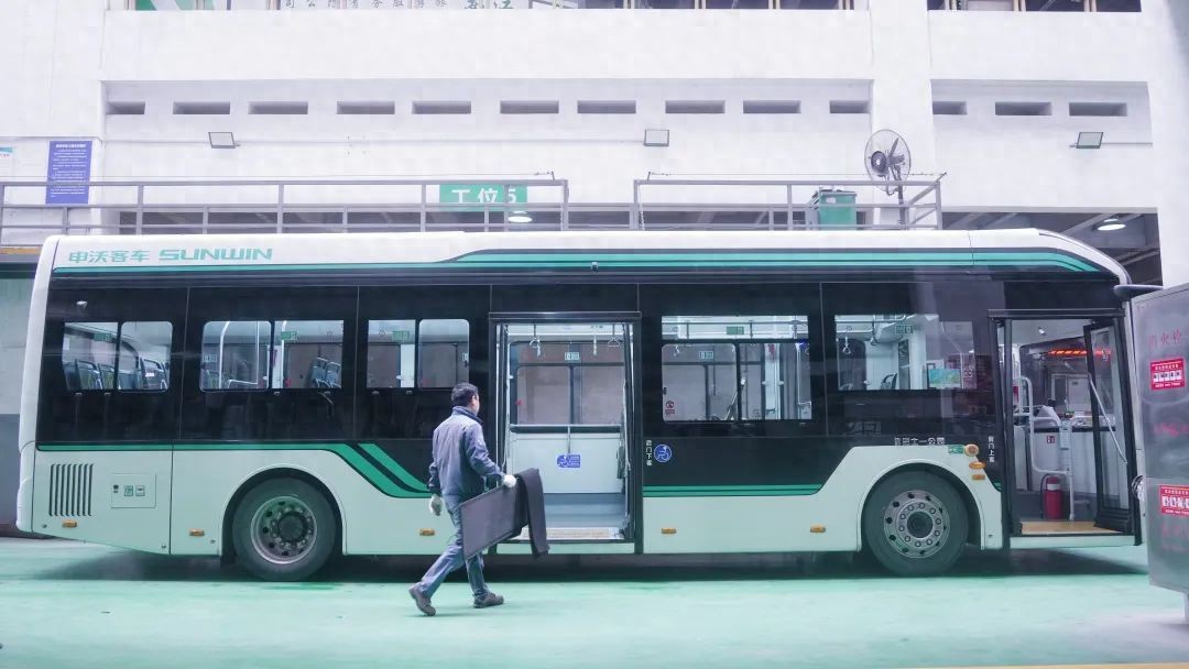 寒潮来袭，上海公交车全面清洗消毒保养空调系统，确保乘客舒适乘车环境  第1张