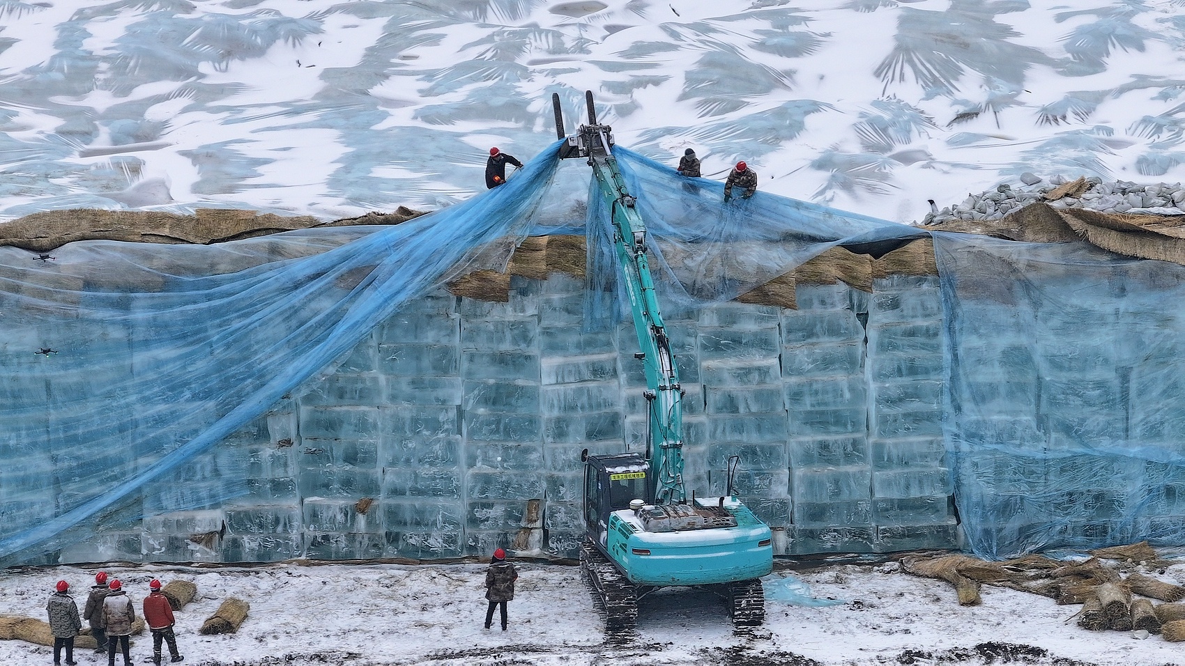 哈尔滨冰雪大世界启用存冰，20万立方米预制冰助力第二十六届景观建设  第2张