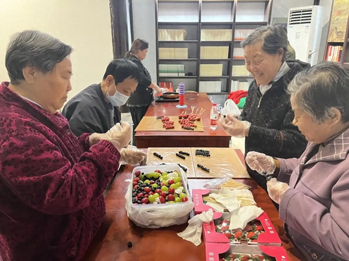 品味甜蜜串连幸福：非遗暖冬市集，糖炒栗子与烤红薯的冬日温暖  第1张