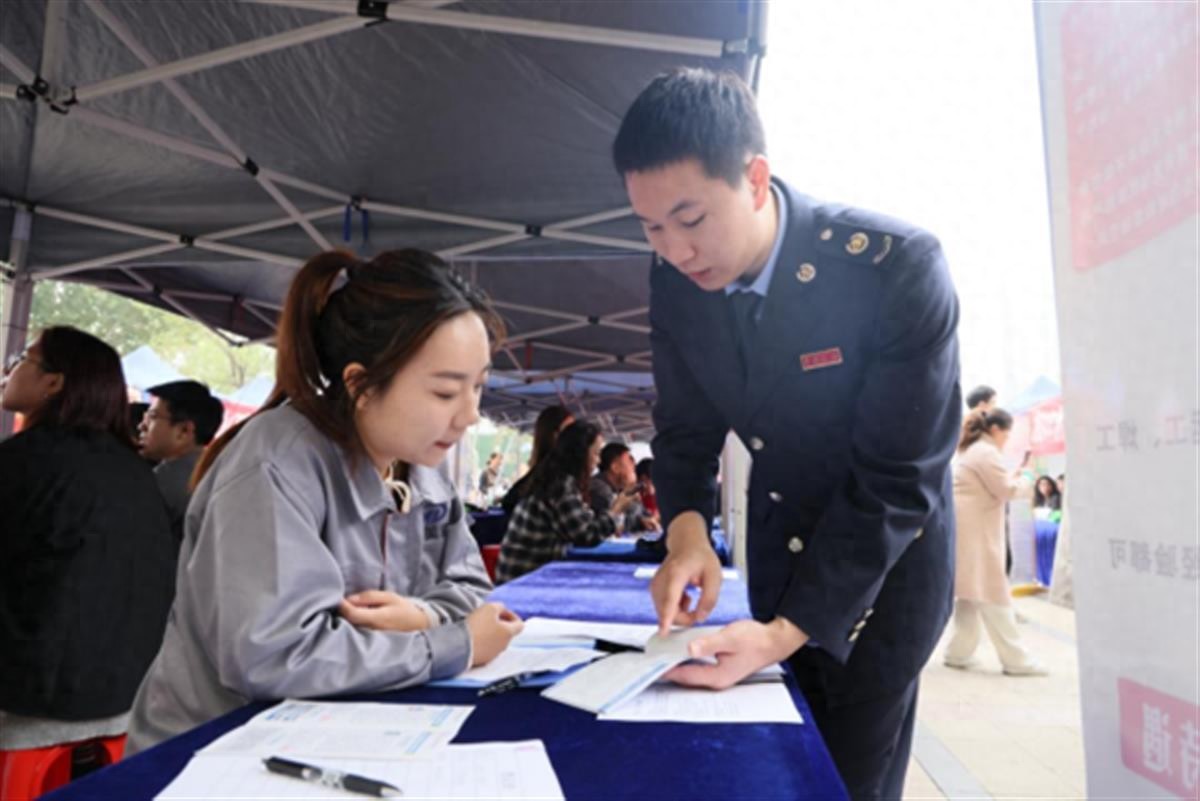 荆州区税务局走进金秋招聘月，宣传税费优惠政策助力稳岗就业  第1张