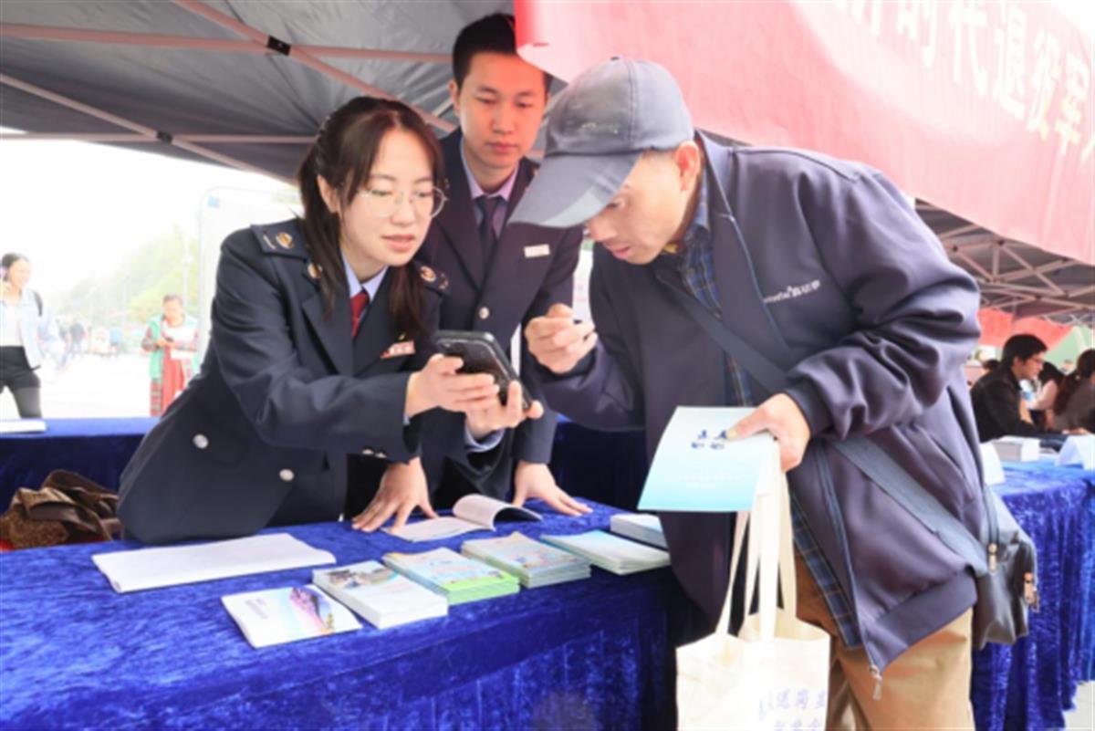 荆州区税务局走进金秋招聘月，宣传税费优惠政策助力稳岗就业  第2张