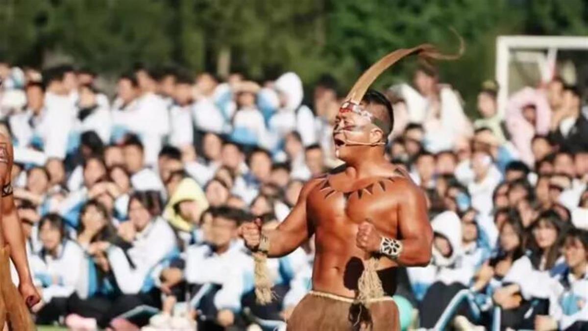 云南中学体育节战舞表演引爆网络，师生赤膊上阵展现野性魅力  第2张