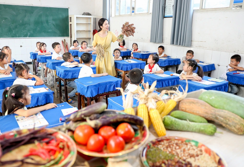 中共中央办公厅印发方案推动节粮 广安小学生践行光盘行动  第1张