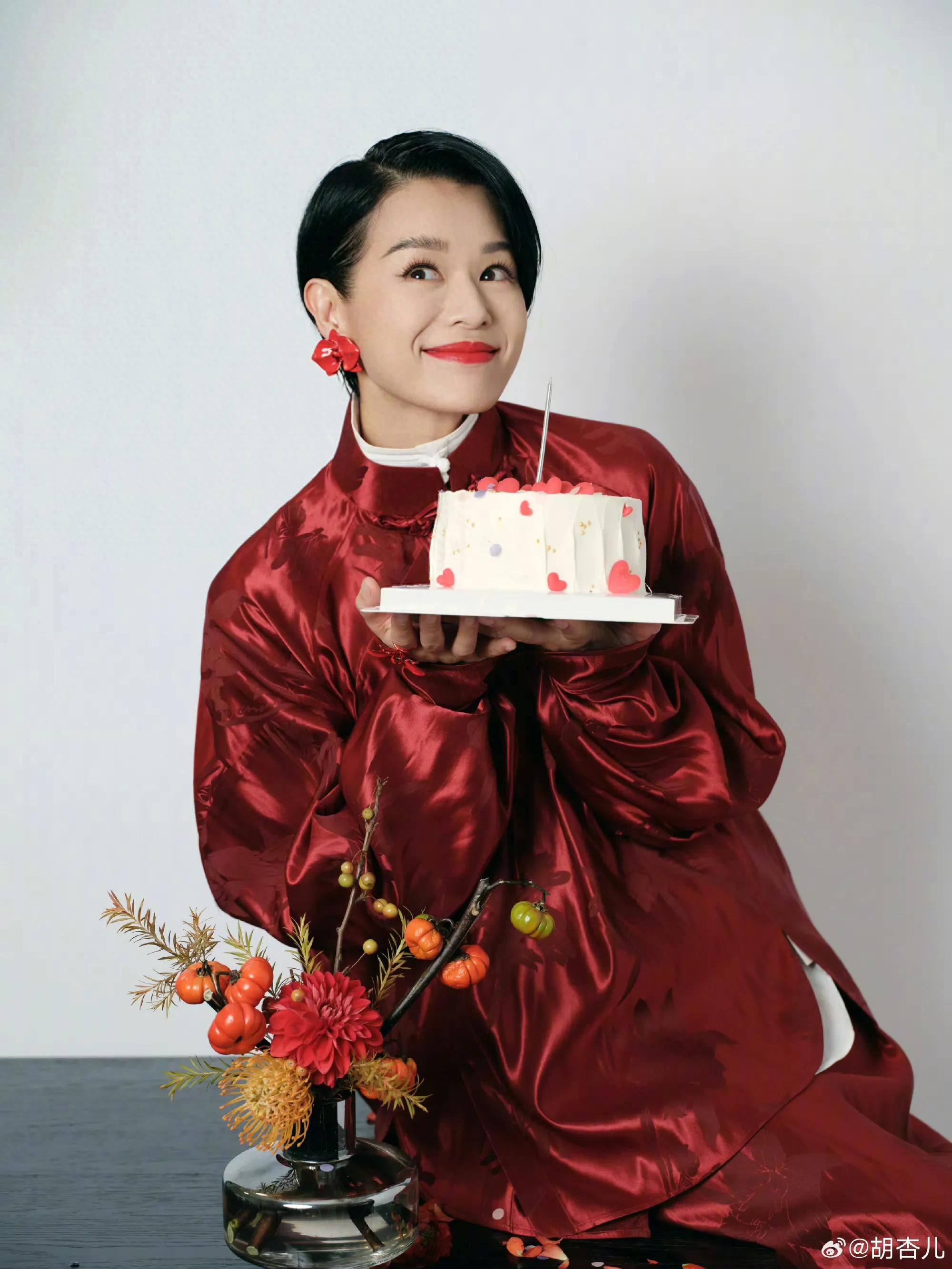 胡杏儿45岁生日全家福曝光，李乘德晒十年庆生照片，一家五口幸福满满  第1张