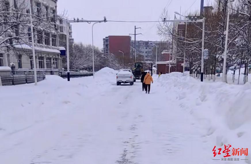 黑龙江鹤岗特大暴雪打破历史纪录，全市党员干部积极清雪保障民生  第3张