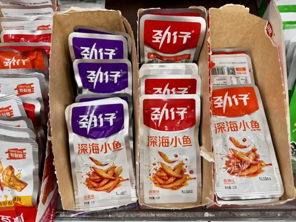 劲仔食品深陷虚假宣传风波：深海小鱼并非来自深海，投资者质疑产品包装真实性  第1张