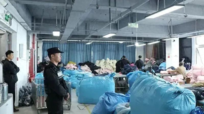 央视曝光羽绒服造假乱象，消费者需警惕以丝代绒的伪劣产品  第1张