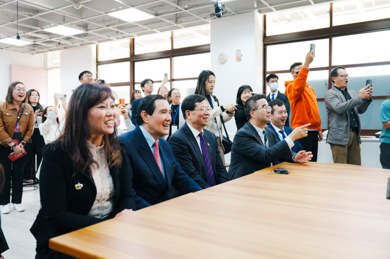 马英九宴请大陆高校师生，热情邀请明年再访台湾  第1张