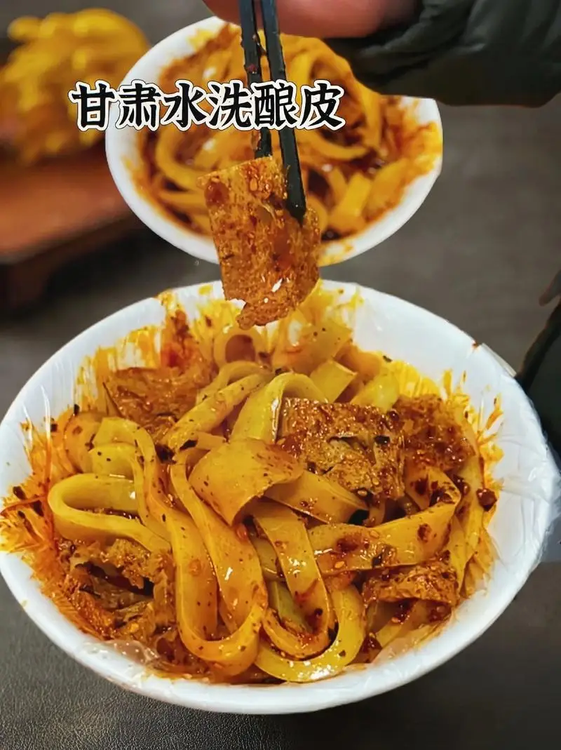 甘肃特色早餐牛肉拉面：汤清肉香面细，手工拉面多样选择  第3张