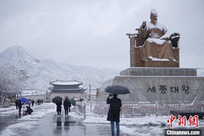 韩国首尔降雪创纪录，首都圈发布大雪预警，航班和客船取消  第1张