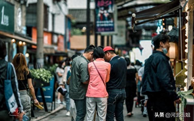 城里下岗职工的困境：物价暴涨与多重负担下的挣扎  第1张