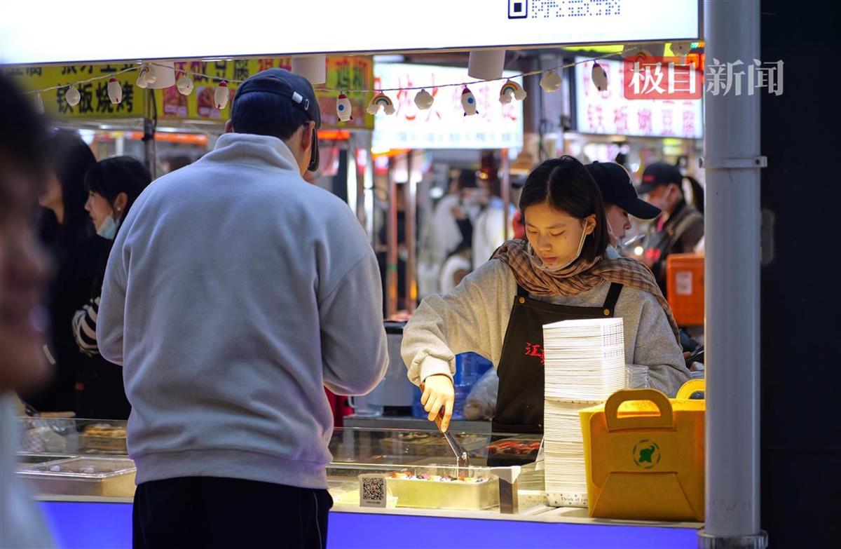 武汉工程科技学院大学生夜市创业：青春活力点亮江夏夜市  第3张