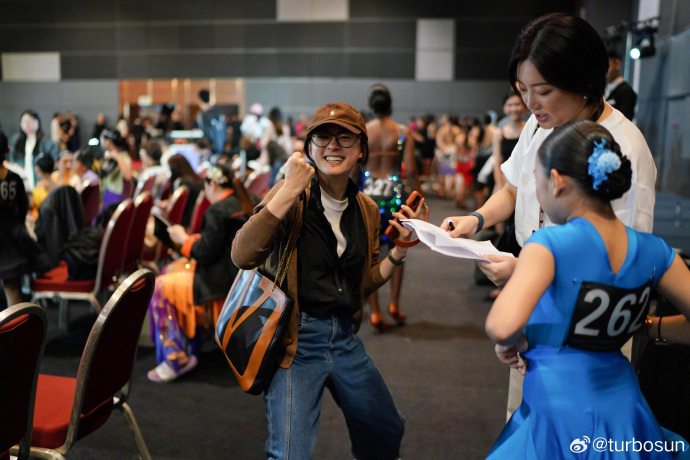 孙俪女儿小花参加拉丁舞大赛，母亲孙俪现场助威感动落泪  第8张