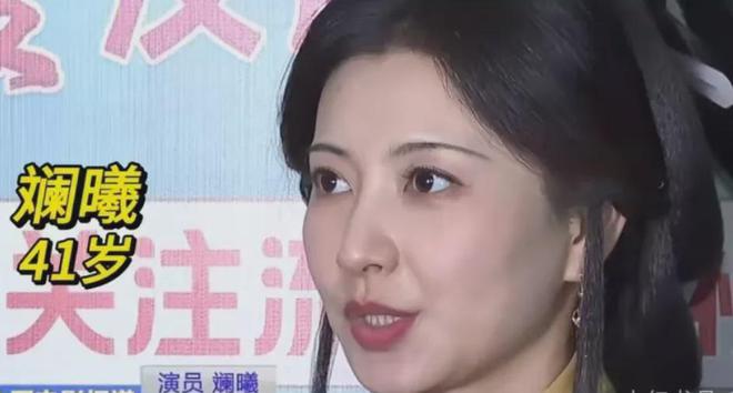 央视高清镜头下的娱乐圈腰部女明星：整容脸与原生脸的对比引发热议  第1张