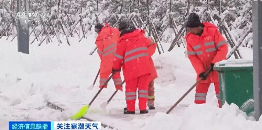 黑龙江鹤岗大暴雪持续30多小时 环卫部门全力清雪保畅通