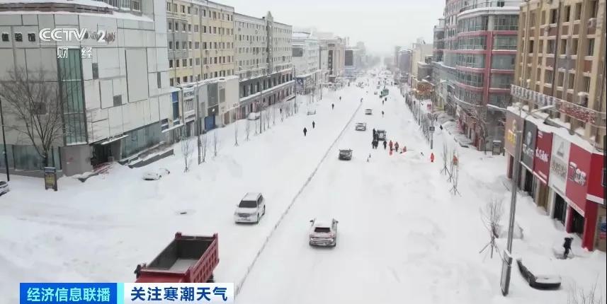 黑龙江鹤岗大暴雪持续30多小时 环卫部门全力清雪保畅通  第2张