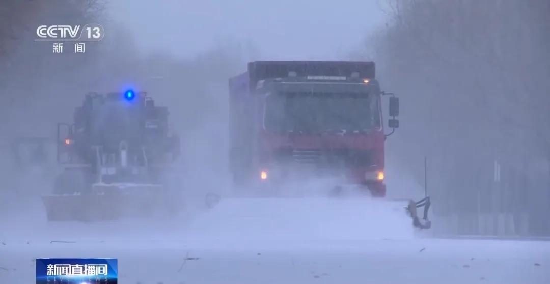 黑龙江鹤岗大暴雪持续30多小时 环卫部门全力清雪保畅通  第5张