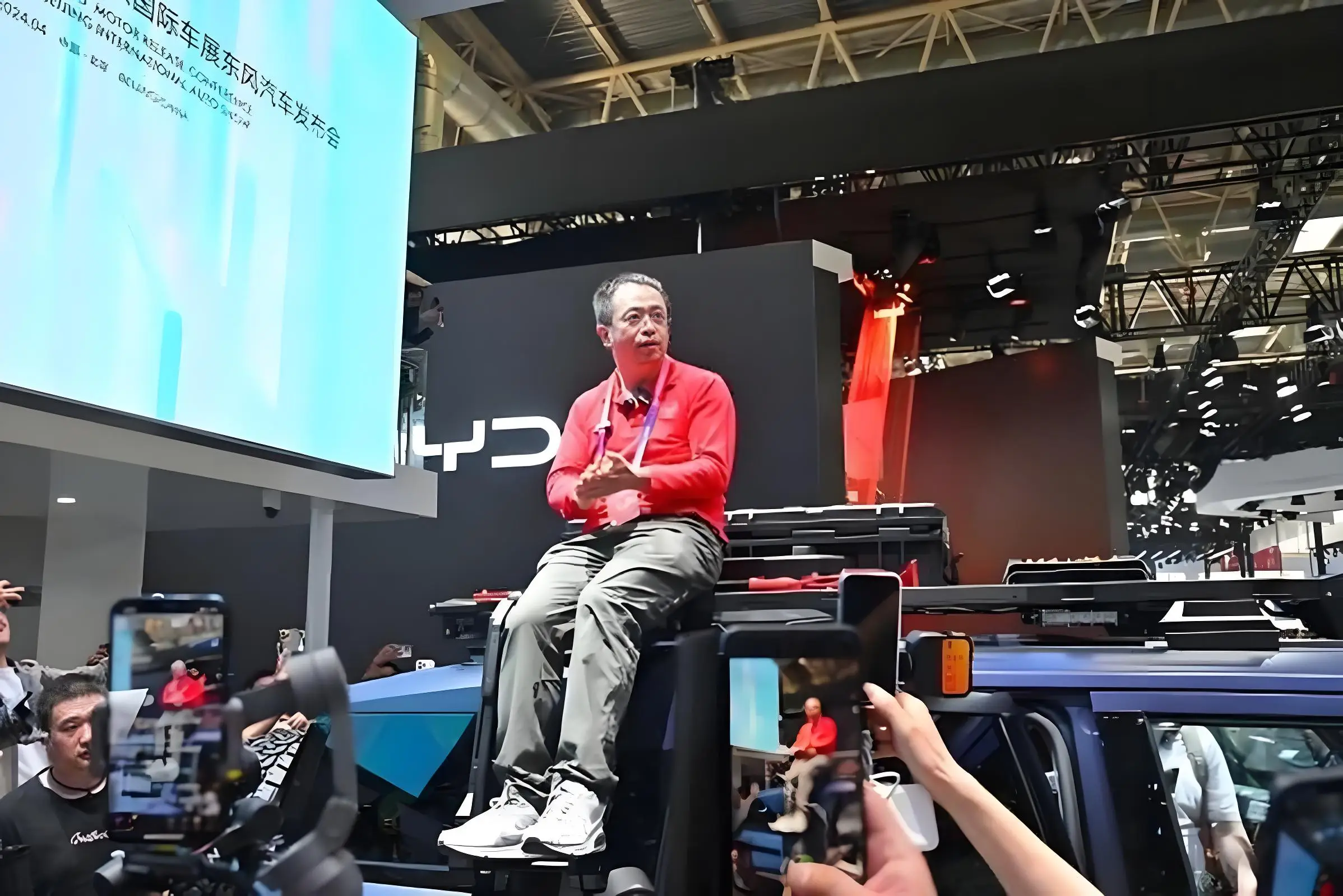 360创始人周鸿祎首部短剧重燃人生之隐世黑客惊艳全球上线，再现向佐经典动作  第3张