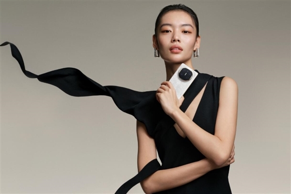 华为Mate X6典藏版：全球首款三网卫星通信智能手机，2025年开启众测  第1张