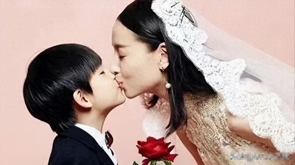 离婚后亲子照变婚纱照，董大姐自作自受被抛弃，儿子成牺牲品  第1张