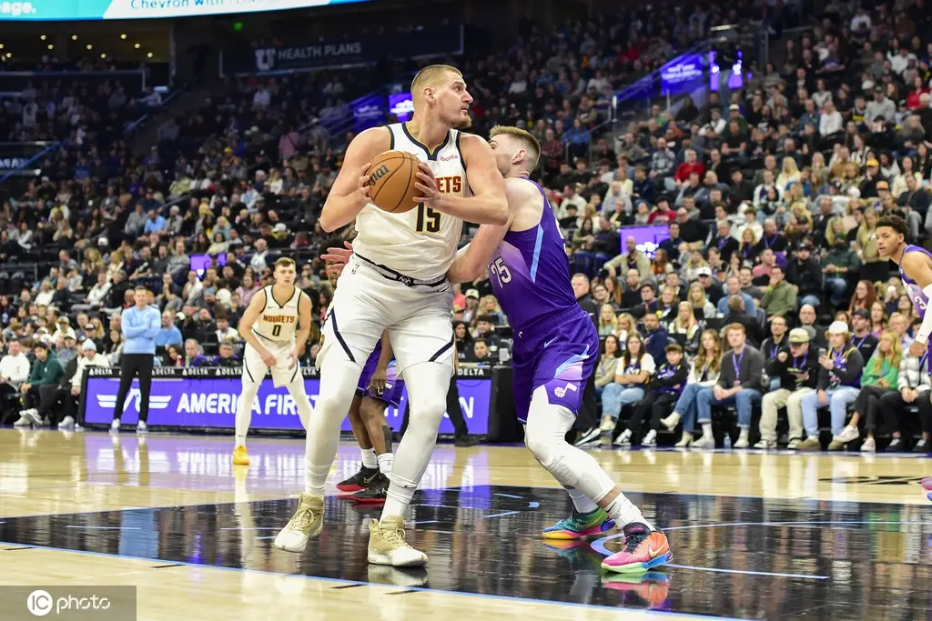 NBA常规赛掘金客场大胜爵士，约基奇30分10篮板7助攻领衔表现  第1张