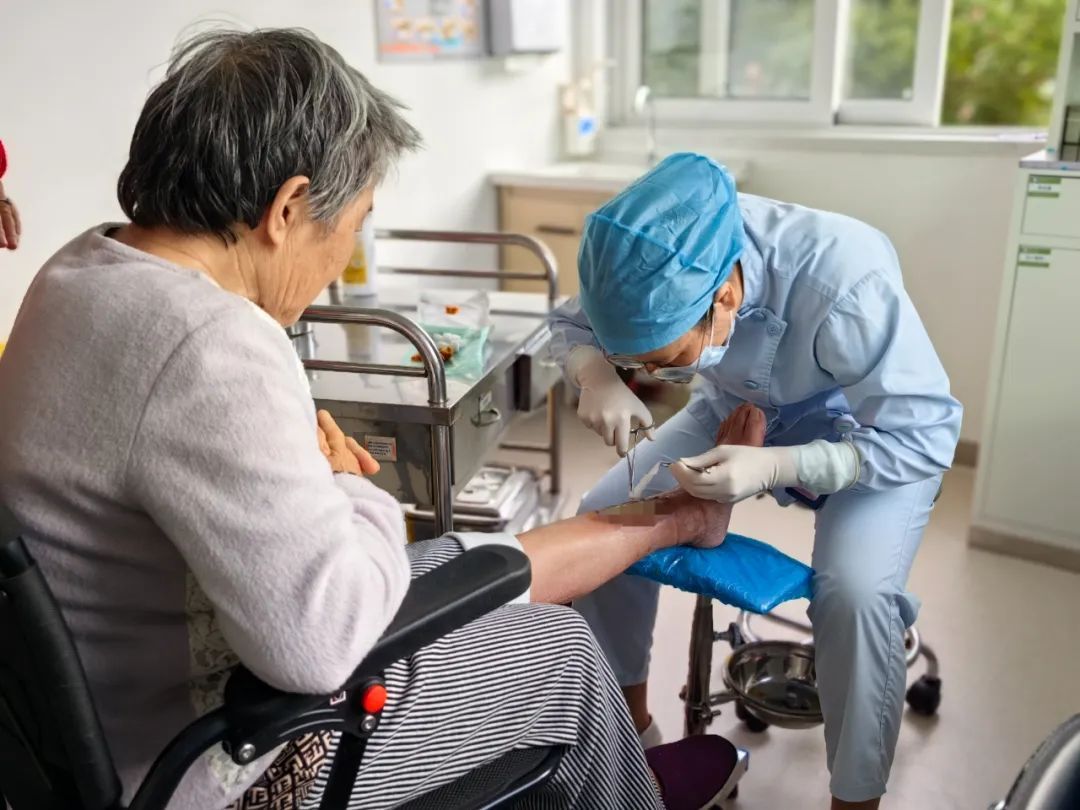 新浜镇社区卫生服务中心伤口护理门诊获赞,护士庞红宇辛勤付出受认可  第2张 新浜镇社区卫生服务中心伤口护理门诊获赞,护士庞红宇辛勤付出受认可  第2张