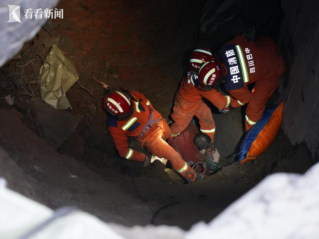 巴中市水泥罐车施工致路面垮塌，消防紧急救援被困6米深坑人员  第3张