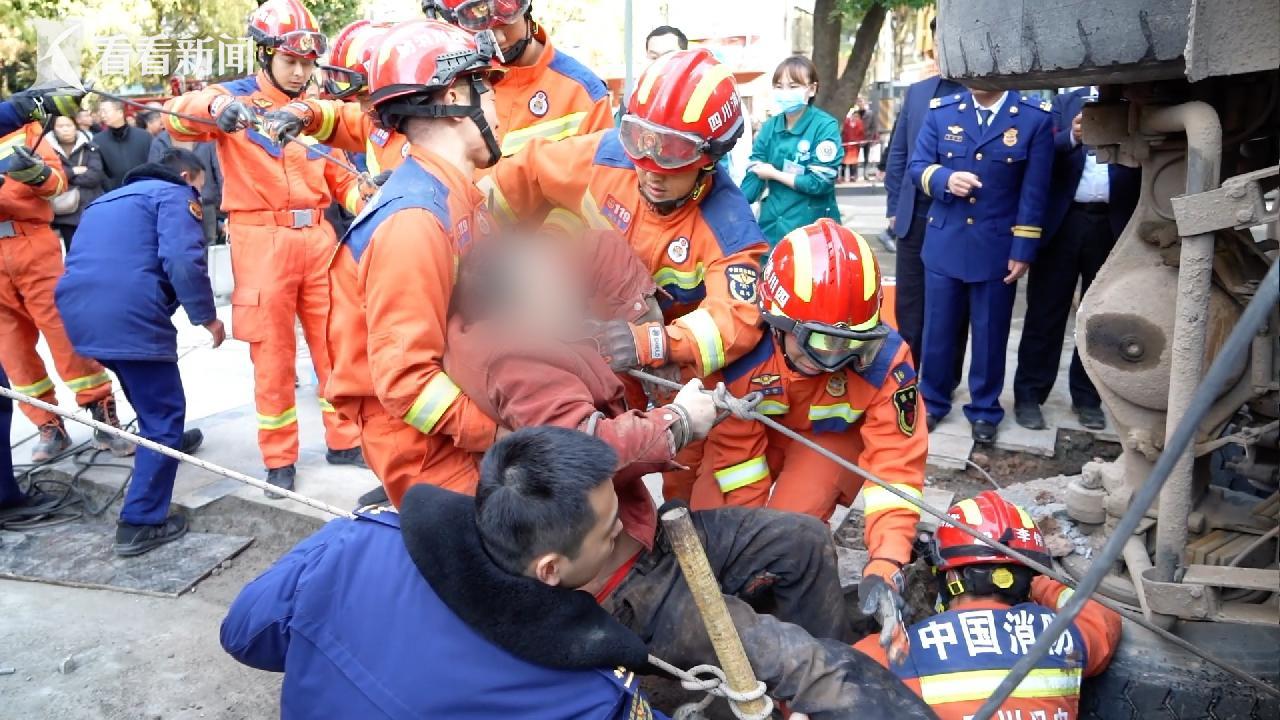 巴中市水泥罐车施工致路面垮塌，消防紧急救援被困6米深坑人员  第4张