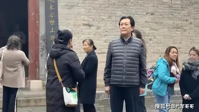 72岁唐国强近照曝光：岁月痕迹下的昔日帝王风采  第2张