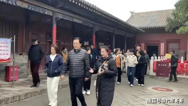 72岁唐国强近照曝光：岁月痕迹下的昔日帝王风采  第3张