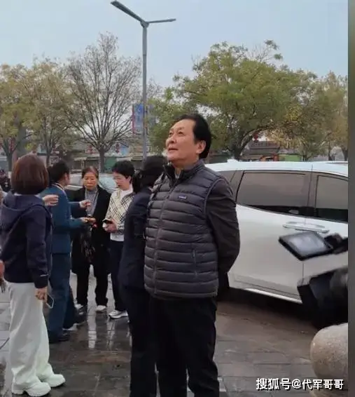 72岁唐国强近照曝光：岁月痕迹下的昔日帝王风采  第4张