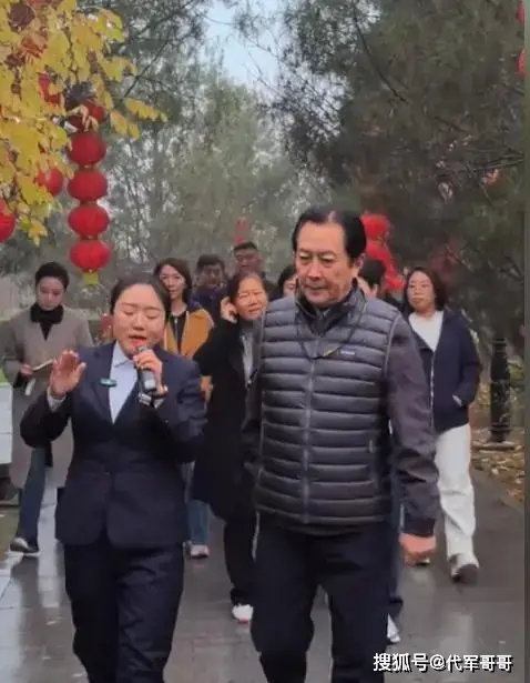 72岁唐国强近照曝光：岁月痕迹下的昔日帝王风采  第5张