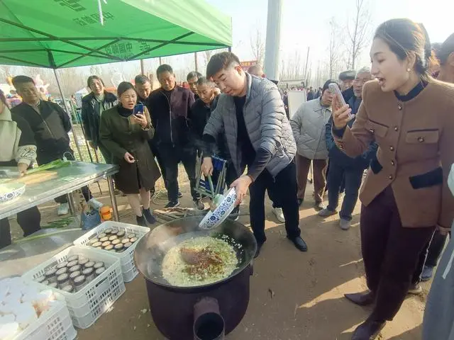 中牟县韩寺镇潘店胡村首届酱村文化节：传统美食瓜豆酱的振兴之路  第1张